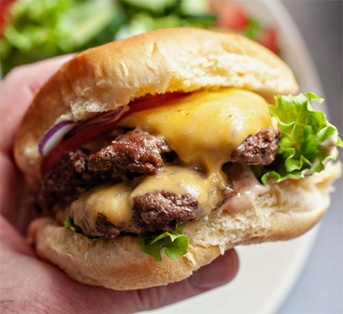 Hjemmelavet burger med sennep