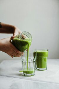 Agurkesmoothie med grønt æble, citron og græskarkerneolie