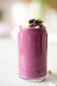 Blommesmoothie med kanel og ristede græskarkerner