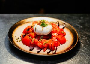 Burrata med tomater anrettet på tallerken
