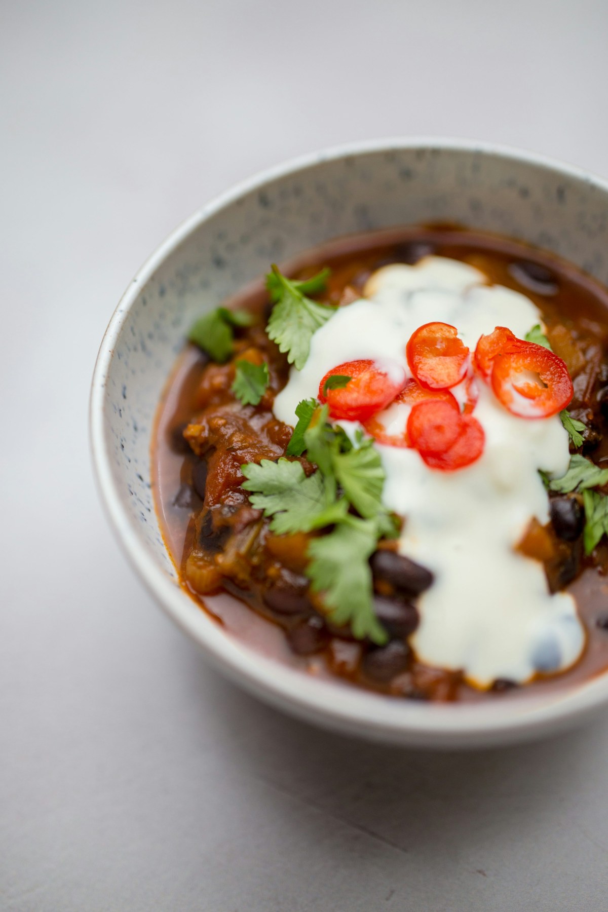 Chili con carne med sorte bønner, oksekød og frisk koriander