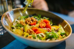 Cremet sennepsdressing med æbleeddike til salat