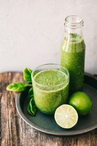Grøn smoothie med spinat, grønkål og ingefær