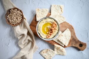 Hummus med ristede kikærter, pitabrød og græskarkerneolie