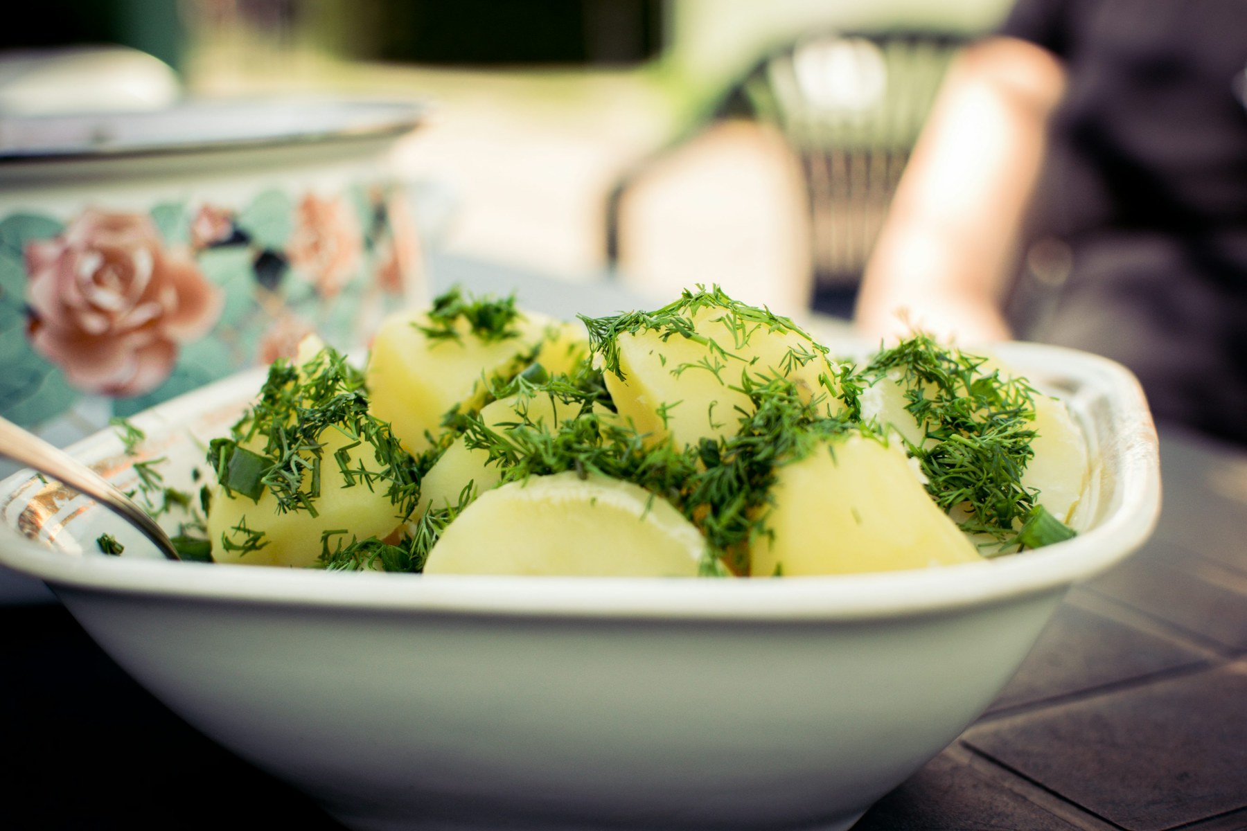 Kartoffelsalat med dild serveret i en skål