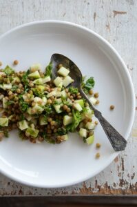 Linsesalat med æble, valnødder, urter og æbleeddikedressing