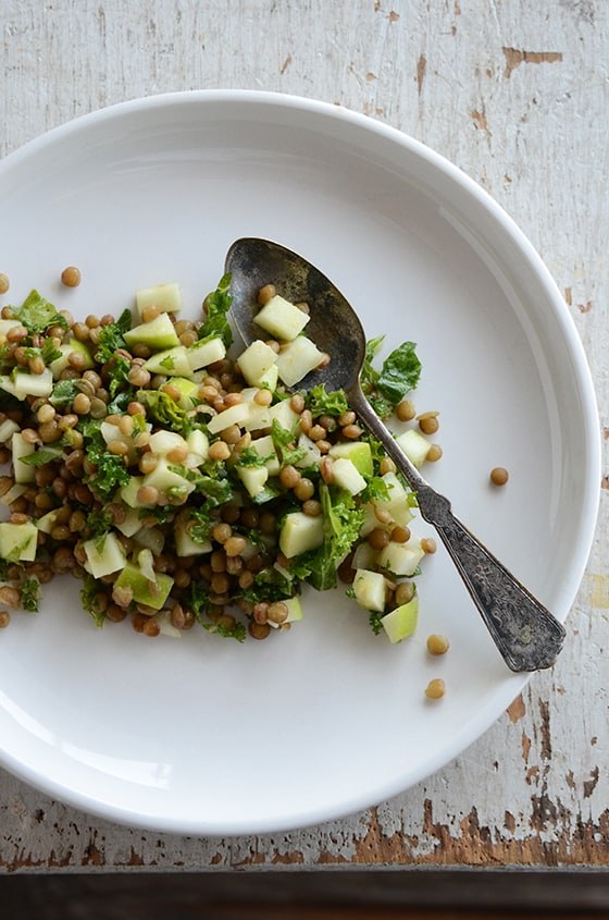 Linsesalat med æble, valnødder, urter og æbleeddikedressing