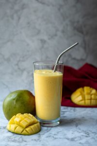Mango-smoothie med lime, ingefær og æbleeddike