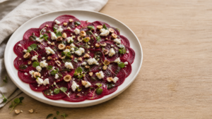 Rødbedecarpaccio med feta, hasselnødder og græskarkerneolie