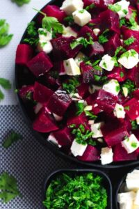 Rødbedesalat med feta, valnødder og æbleeddikedressing