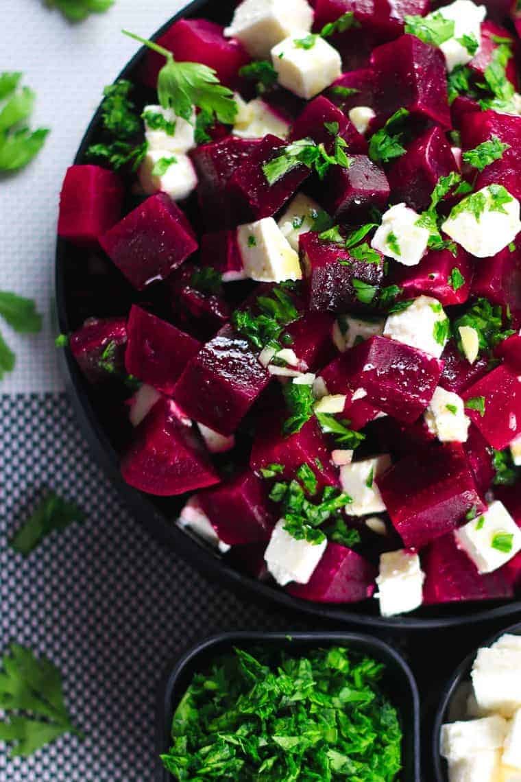 Rødbedesalat med feta, valnødder og æbleeddikedressing