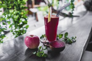 Rødbedesmoothie med pære, citron og balsamisk æbleeddike