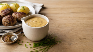 Cremet sennepssovs med frikadeller og kartofler