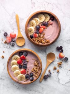 Smoothiebowl med bær, yoghurt og ristede græskarkerner