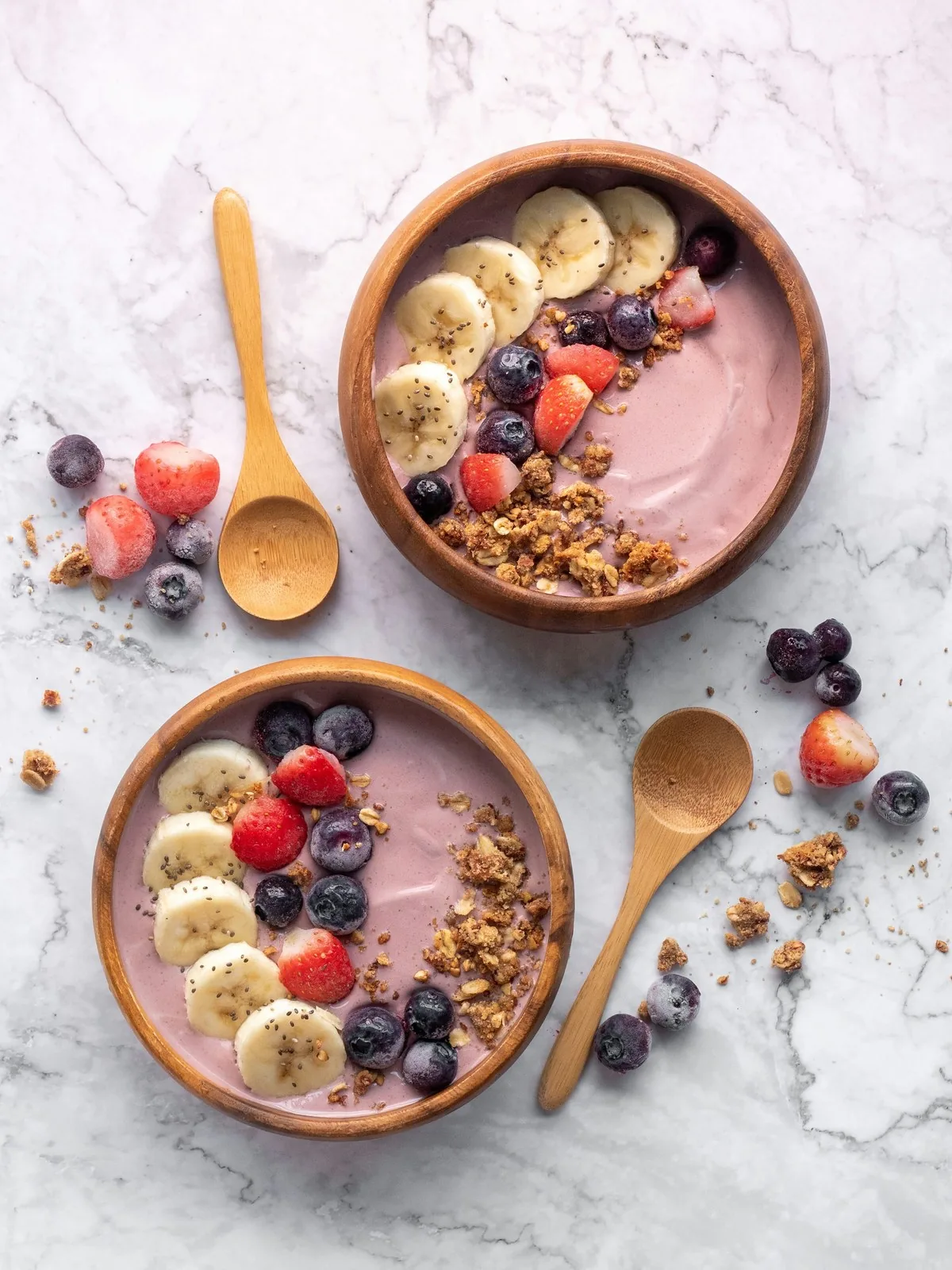 Smoothiebowl med bær, yoghurt og ristede græskarkerner