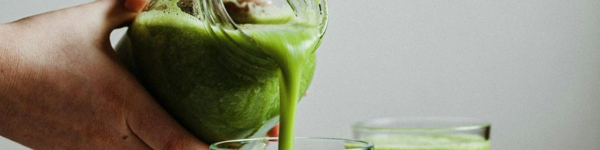 Agurkesmoothie med grønt æble, citron og græskarkerneolie