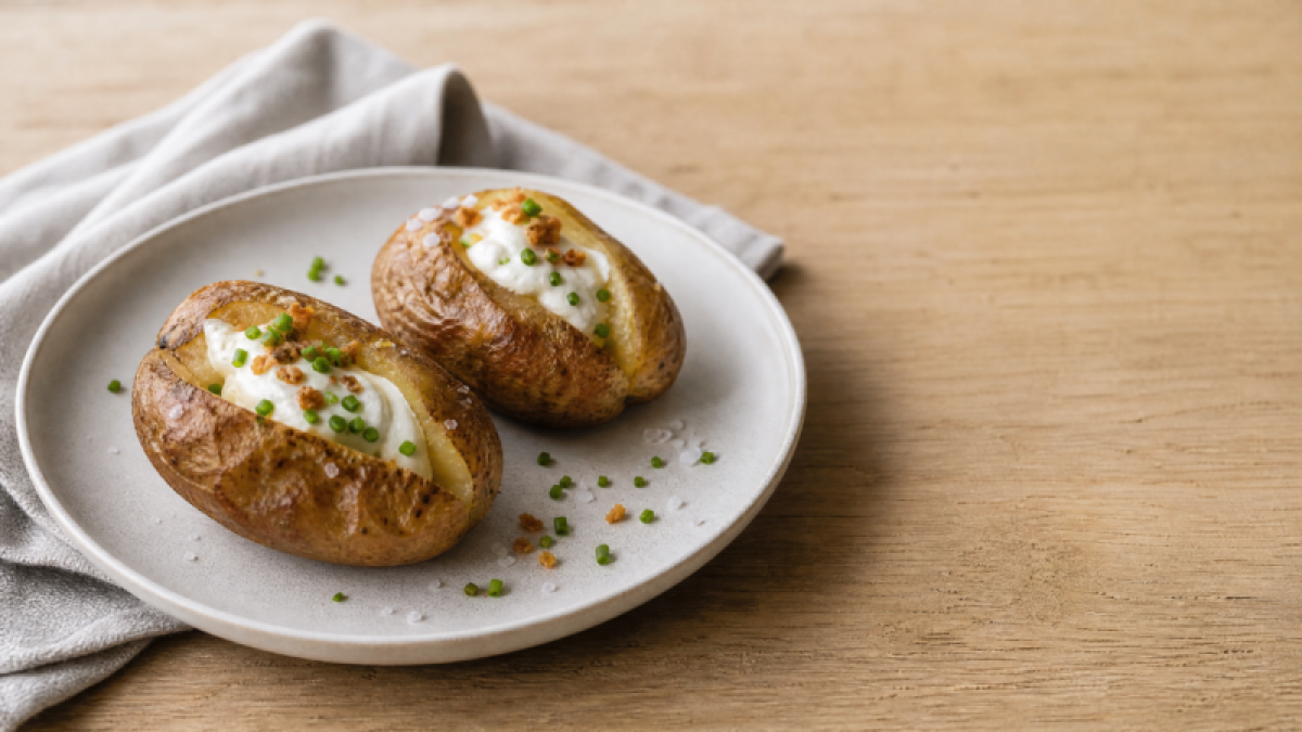 Bagte kartofler med cremefraiche, purløg og sprødt fyld