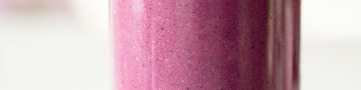 Blommesmoothie med kanel og ristede græskarkerner
