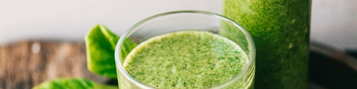 Grøn smoothie med spinat, grønkål og ingefær
