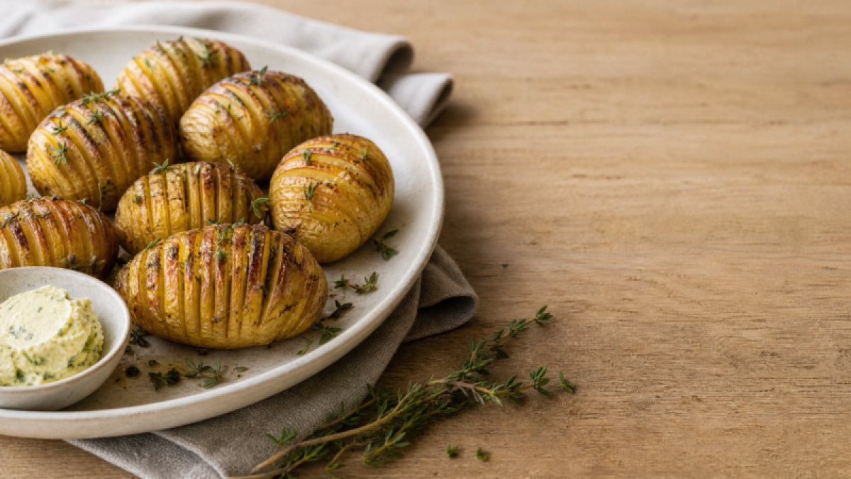 Hasselbagte kartofler med hvidløgssmør og timian