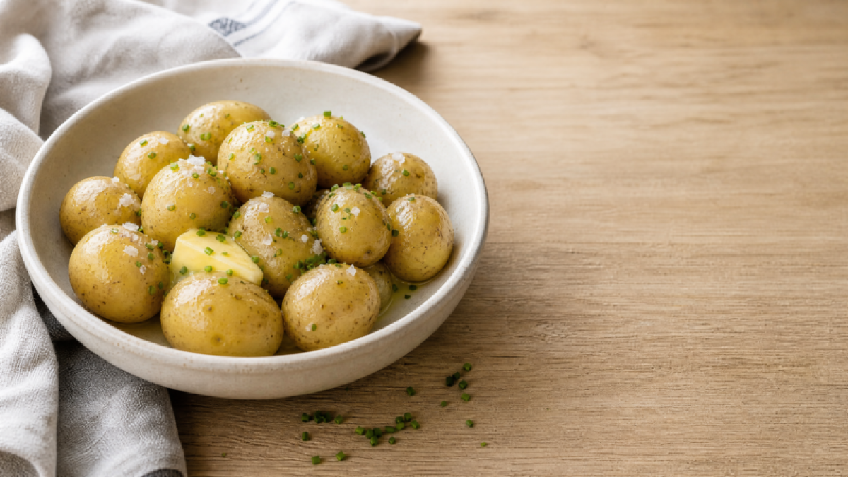 Kogte kartofler med smør, purløg og flagesalt
