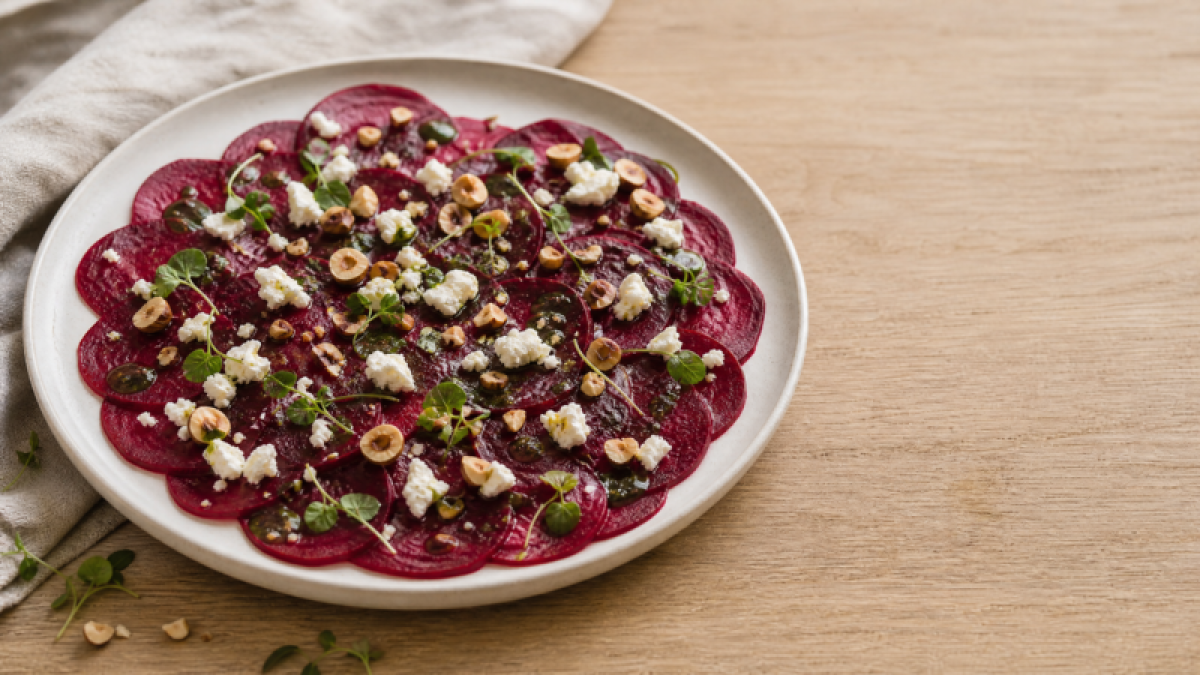 Rødbedecarpaccio med feta, hasselnødder og græskarkerneolie