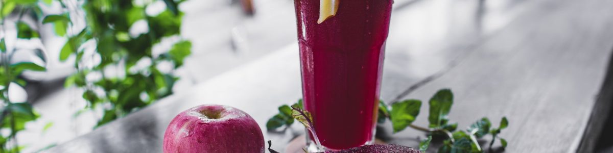 Rødbedesmoothie med pære, citron og balsamisk æbleeddike