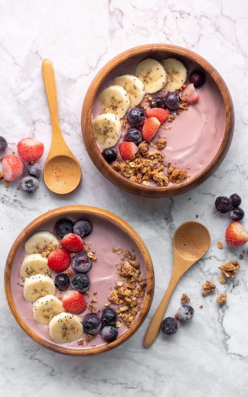 Smoothiebowl med bær, yoghurt og ristede græskarkerner