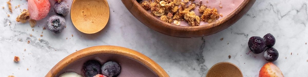 Smoothiebowl med bær, yoghurt og ristede græskarkerner